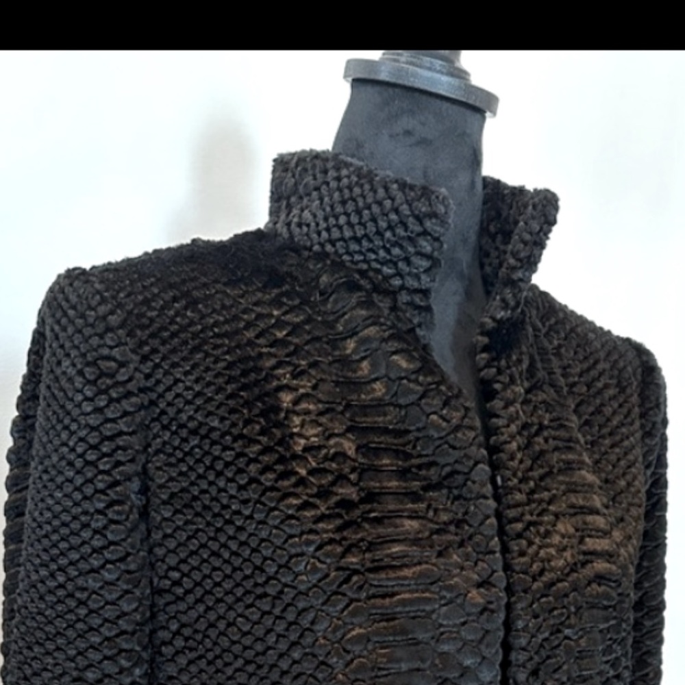 Alice + Olivia Black Faux Fur Solid Snakeskin Jacket. Size medium.